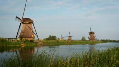 Hollanda kırsal kesiminin manzarası - Hollanda 'nın ünlü Kinderdijk turistik bölgesinde yel değirmenleri. Kinderdijk, Hollanda