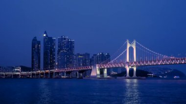 Gwangan Köprüsü gece aydınlandı. Busan, Güney Kore