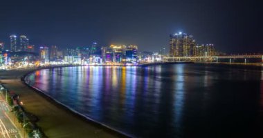 Busan 'da Gwangalli Plajı' nda gece vakti, Güney Kore. Hava görüntüsü. Uzaklaştırma efekti