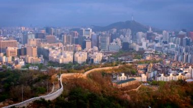 Inwang dağın günbatımı üzerinde hava manzara Seoul şehir cityscape ve Namsan Seul kulesi. Seoul, Güney Kore.