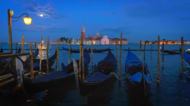 Romantik tatil Venedik seyahat arka plan - arka planda akşam Venedik, İtalya, San Giorgio di Maggiore Kilisesi ile lagün Venedik Saint Mark San Marco Meydanı'ndaki gondol