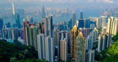 Gün batımında Victoria Tepesi 'nden Hong Kong gökdelenlerinin gökdelenlerini gösteren zaman çizelgesi. Hong Kong, Çin. Kamera tavası