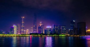 Guangzhou siluetinin zaman çizelgesi Pearl Nehri üzerinde akşam aydınlandı. Guangzhou, Çin