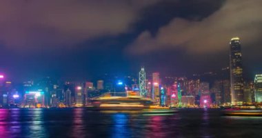 Gece vakti aydınlanan Hong Kong gökdelenlerinin gökdelenleri Victoria Limanı üzerinde gökdelenler. Hong Kong, Çin. Uzaklaştırma efekti