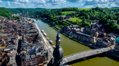 Dinant kasabası, Notre Dame de Dinant Koleji Kilisesi, Meuse Nehri ve Dinant Kalesi 'nden Pont Charles de Gaulle Köprüsü' nün hava görüntüsü. Belçika. Kamera uzaklaşma efekti