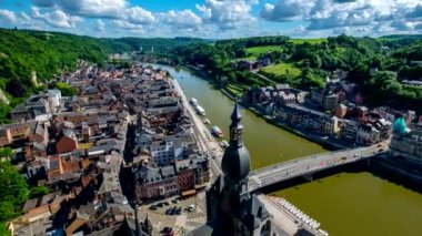 Dinant kasabası, Notre Dame de Dinant Koleji Kilisesi, Meuse Nehri ve Dinant Kalesi 'nden Pont Charles de Gaulle köprüsü. Belçika. Kamera pan efekti