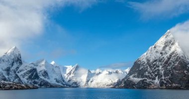 Norveç fiyortlarının ve dağların zamanı. Litl-Toppoya, Moskenes, Lofoten Adaları, Norveç. Kamera yakınlaştır