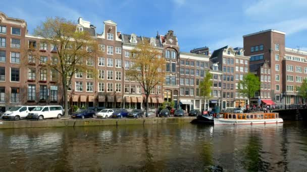 家やボートとアムステルダムの街並み オランダのアムステルダム — ストック動画