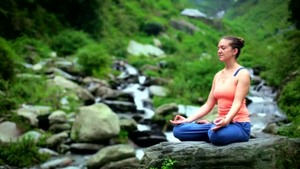 Junge Sportlich Fitte Frau Beim Yoga Meditieren Padmasana Lotus Posiert — Stockvideo