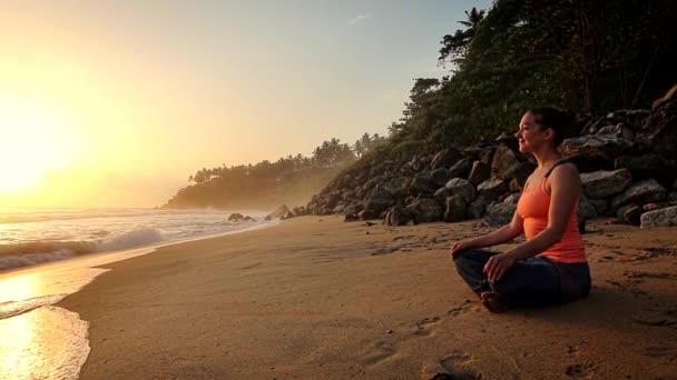 Жінка Робити Йога Медитувати Розслабити Padmasana Lotus Асани Позі Мудра — стокове відео