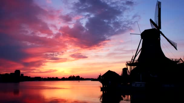 Větrné Mlýny Slavném Turistickém Místě Zaanse Schans Holandsku Při Západu — Stock video