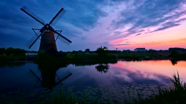 Wiatraki Słynnym Miejscu Turystycznym Kinderdijk Holandii Zachodzie Słońca Dramatycznym Niebem — Wideo stockowe