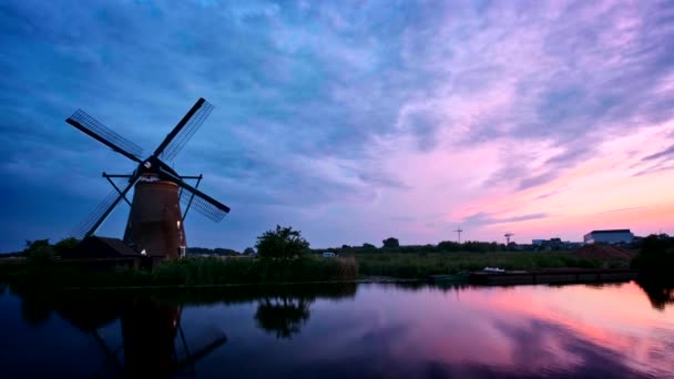 Větrné Mlýny Slavném Turistickém Místě Kinderdijk Holandsku Při Západu Slunce — Stock video