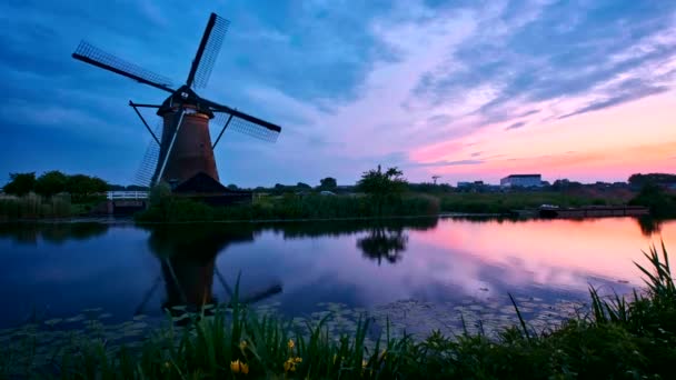 Windmühlen Berühmten Touristenort Kinderdijk Holland Bei Sonnenuntergang Mit Dramatischem Himmel — Stockvideo