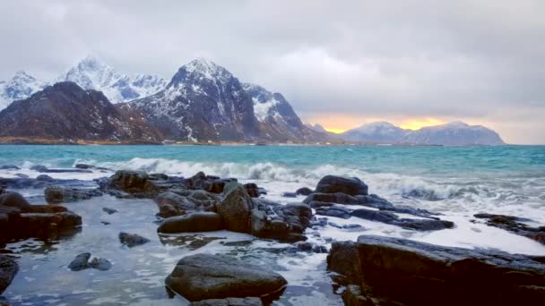 Vagues Mer Norvégienne Sur Côte Rocheuse Dans Fjord Coucher Soleil — Video