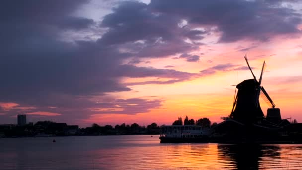 有名な観光地で風車劇的な空と日没にオランダのザーンセ スキャン オランダのザーンダム — ストック動画