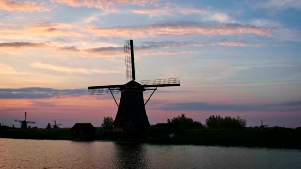 Вітряки Знаменитому Туристичному Майданчику Кіндердейк Голландії Заході Сонця Драматичним Небом — стокове відео