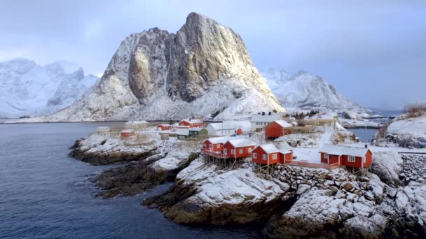 로포텐 제도에 유명한 상징적 Hamnoy 겨울에 눈이있는 Rorbu 노르웨이 — 비디오