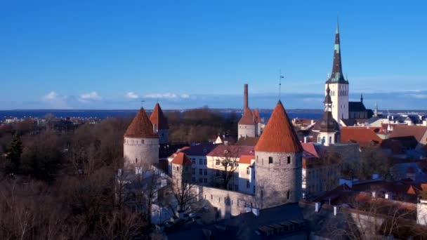 Luchtfoto Van Tallinn Middeleeuwse Oude Stad Estland Met Horizontale Pan — Stockvideo