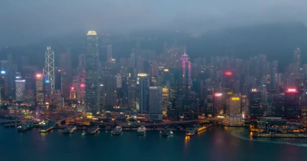 夜以继夜的时间 照亮了香港的天际城市景观 在维多利亚港的市中心摩天大楼 Hong Kong China 相机缩放 — 图库视频影像