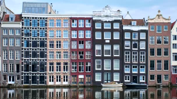 典型的な住居とアムステルダムの運河ダムラック反射でボートの行 アムステルダム オランダ — ストック動画