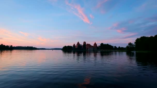 Trakai Island Castle Lake Galve Litvánia Naplementekor Drámai Égbolt Tükröződik — Stock videók