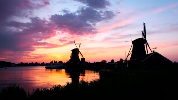 Wiatraki Słynnym Miejscu Turystycznym Zaanse Schans Holandii Zachodzie Słońca Dramatycznym — Wideo stockowe