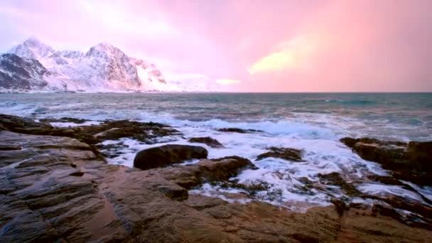 Golven Van Noorse Zee Rotsachtige Kust Fjord Bij Zonsondergang Strand — Stockvideo