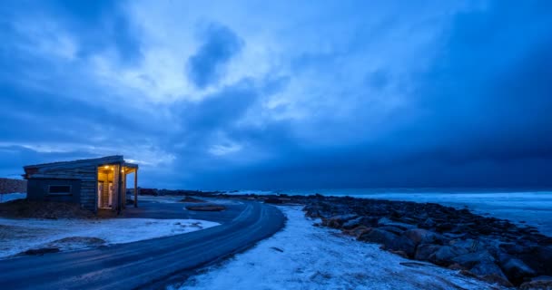 저녁에 Skagsanden 해변에 폭풍우 구름과 바다와 오두막의 Timelapse 로포텐 노르웨이 — 비디오
