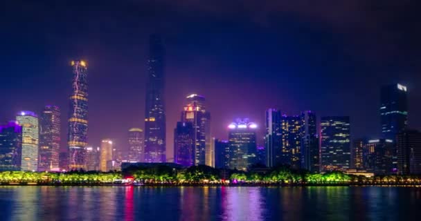 珠江上的广州城市景观天际线在傍晚点亮 中国广州 相机放大效果 — 图库视频影像