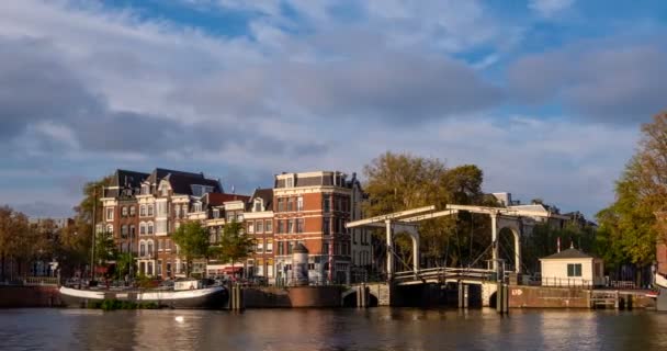 アムステルダムの運河と中世の家がタイムラプスしています アムステルダム オランダ カメラ パンを使って — ストック動画