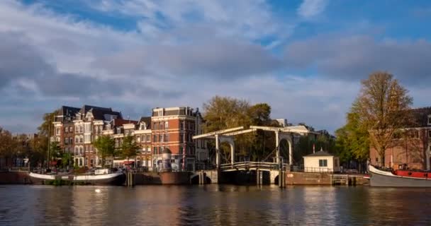 アムステルダムの運河と中世の家がタイムラプスしています アムステルダム オランダ カメラズームで — ストック動画