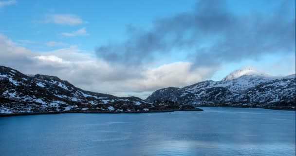 Zeitraffer Des Norwegischen Fjords Mit Ruhigem Wasser Bei Sonnenuntergang Moskenes — Stockvideo