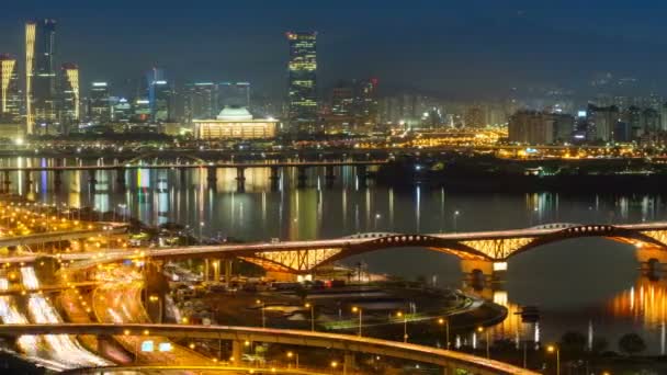 在暮色中 首尔市中心的城市景观与横山大桥在汉江上的空中穿行时间 与潘宁动议 — 图库视频影像