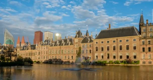 宾嫩霍夫议会大厦 Binnenhof House Parliament 和霍夫维杰湖 Hofvijver Lake 的时间 背景是市中心的摩天大楼 荷兰海牙 — 图库视频影像