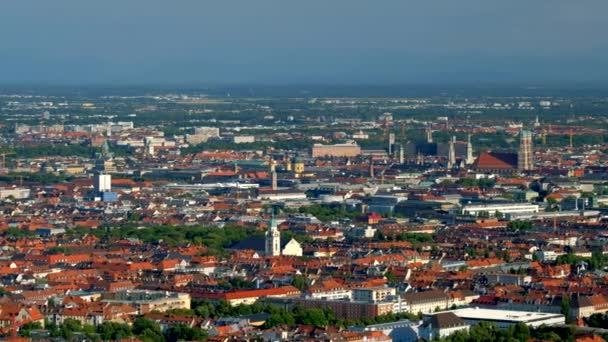 オリンピックオリンピックタワーからのミュンヘンの空中ビュー ミュンヘン バイエルン ドイツ カメラパンニングで — ストック動画