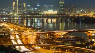 Seul şehir merkezi ve Seongsan nehri üzerindeki Seongsan köprüsünün alacakaranlık zamanı. Seul, Güney Kore