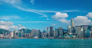 Gündüz vakti Victoria Limanı üzerinde gökdelenlerin olduğu Hong Kong gökdelenlerinin zaman çizelgesi. Hong Kong, Çin. Kamera yakınlaştırması etkin