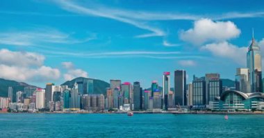 Gündüz vakti Victoria Limanı üzerinde gökdelenlerin olduğu Hong Kong gökdelenlerinin zaman çizelgesi. Hong Kong, Çin. Kamera tavası