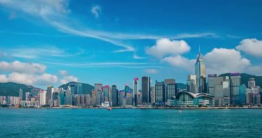 Gündüz vakti Victoria Limanı üzerinde gökdelenlerin olduğu Hong Kong gökdelenlerinin zaman çizelgesi. Hong Kong, Çin