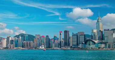 Gündüz vakti Victoria Limanı üzerinde gökdelenlerin olduğu Hong Kong gökdelenlerinin zaman çizelgesi. Hong Kong, Çin. Kamera uzaklaşma efekti