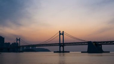 Gwangan Köprüsü, gün doğumunda. Busan, Güney Kore. Döndürme hareketiyle