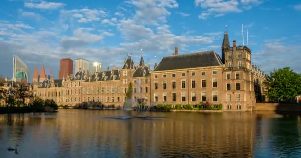 宾嫩霍夫议会大厦 Binnenhof House Parliament 和霍夫维杰湖 Hofvijver Lake 的时间 背景是市中心的摩天大楼 荷兰海牙 — 图库视频影像