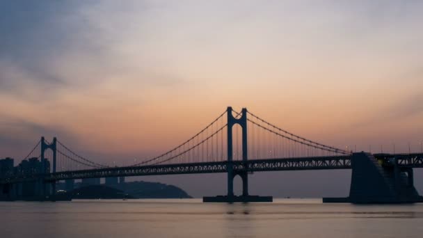 日の出のタイムラプスにあるグアンガン橋 効果をズームアウトする — ストック動画
