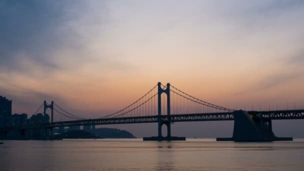 日の出のタイムラプスにあるグアンガン橋 パンニングの動きを使って — ストック動画