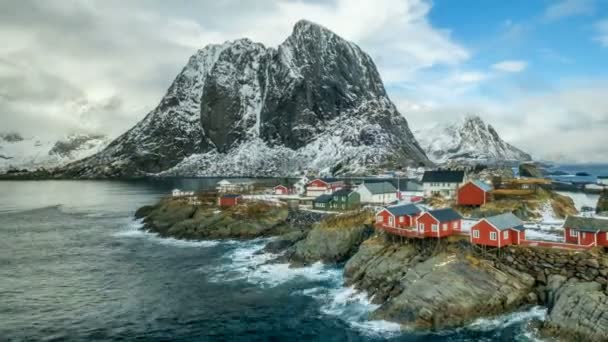 ノルウェーのロフテン諸島の有名な象徴的な伝統的な漁村ハムノイのタイムラプス 赤いロルブハウス 効果をズームアウトする — ストック動画