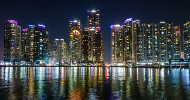 Timelapse Arranha Céus Cidade Busan Marina Iluminados Noite Com Reflexão — Vídeo de Stock