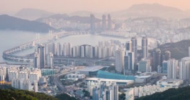 Busan, Güney Kore şehir merkezi Gwangan Köprüsü hava manzaralı gece gündüz. Kamera tavası