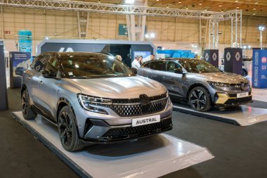 Lizbon, Portekiz - 12 Mayıs 2023: Renault Austral E-Tech hibrit ve Renault Megane elektrikli arabalar ECAR Show 'da sergileniyor - Hibrit ve Elektrik Motor Fuarı