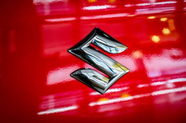 Lizbon, Portekiz - 12 Mayıs 2023: Suzuki elektrikli araba amblemi